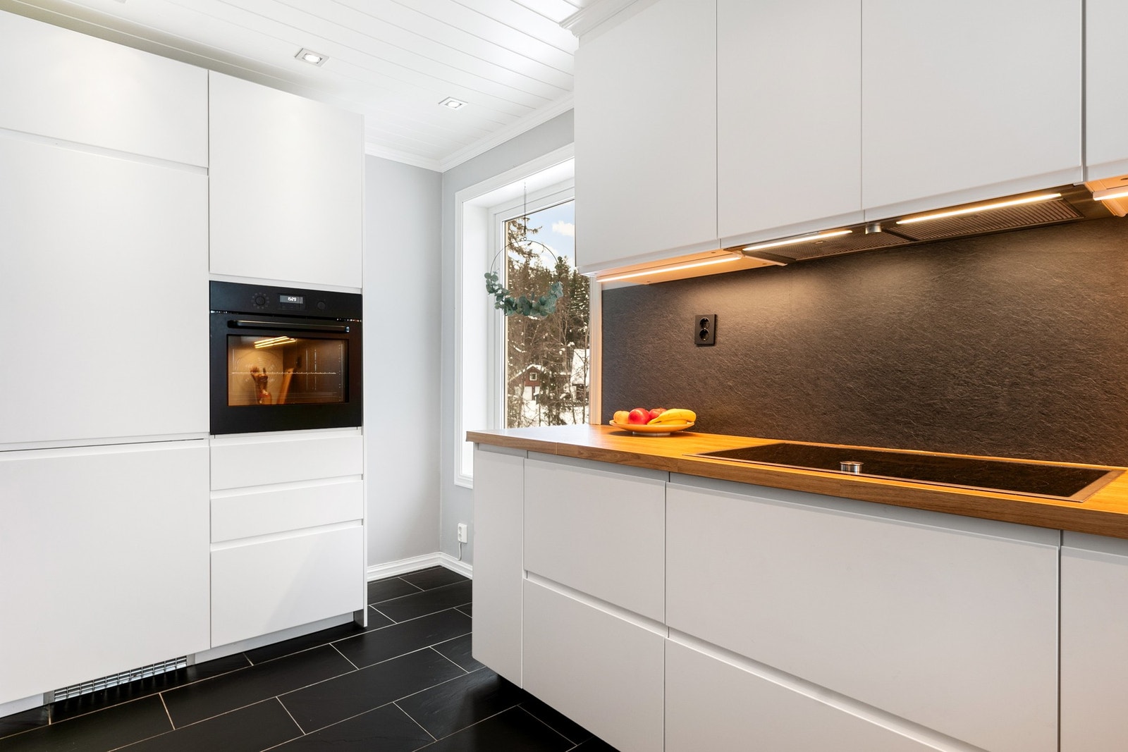 Av integrerte hvitevarer medfølger platetopp, stekeovn, oppvaskmaskin og kjøleskap med fryser. Galleribilde