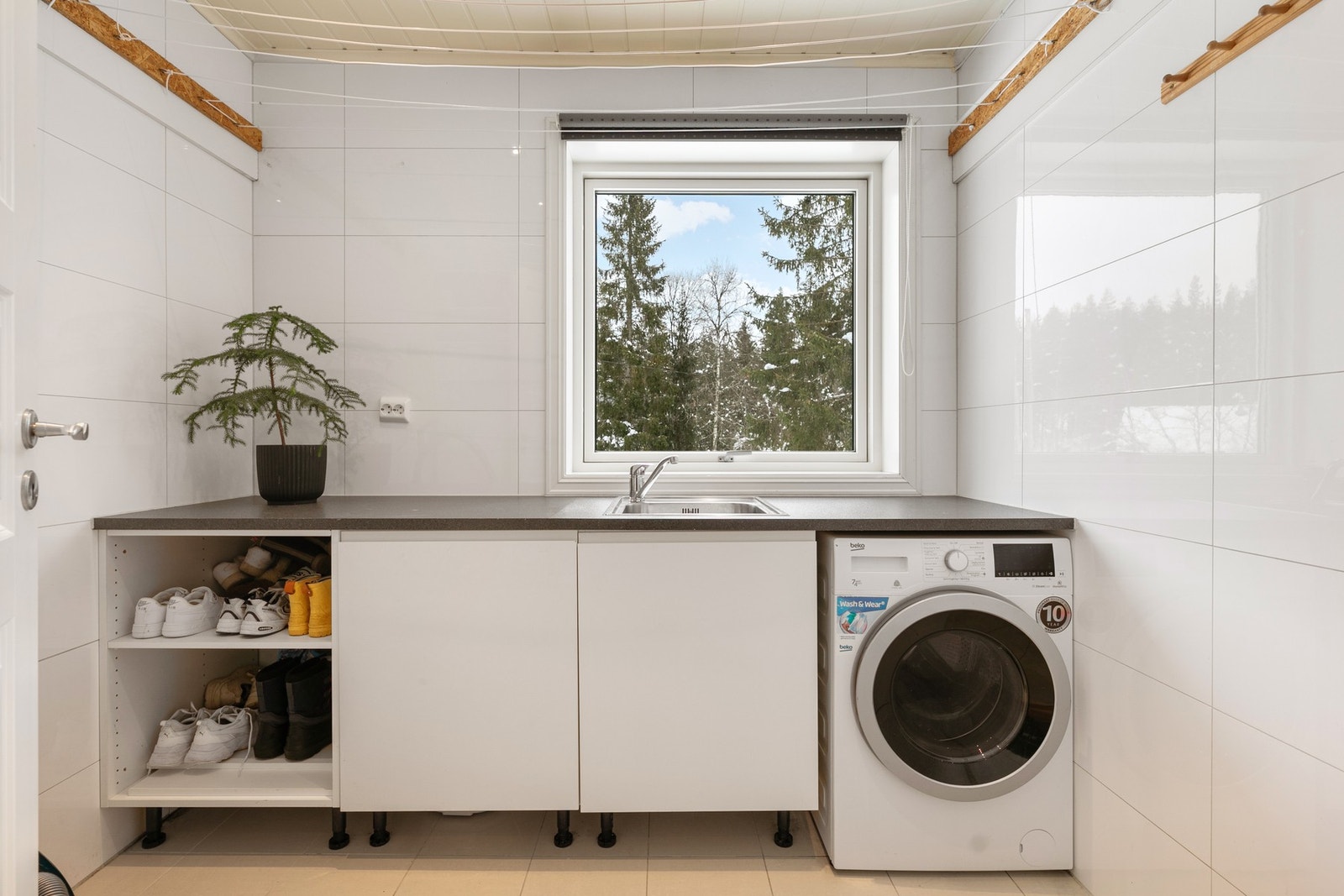 Eget vaskerom med opplegg for vaskemaskin. Galleribilde