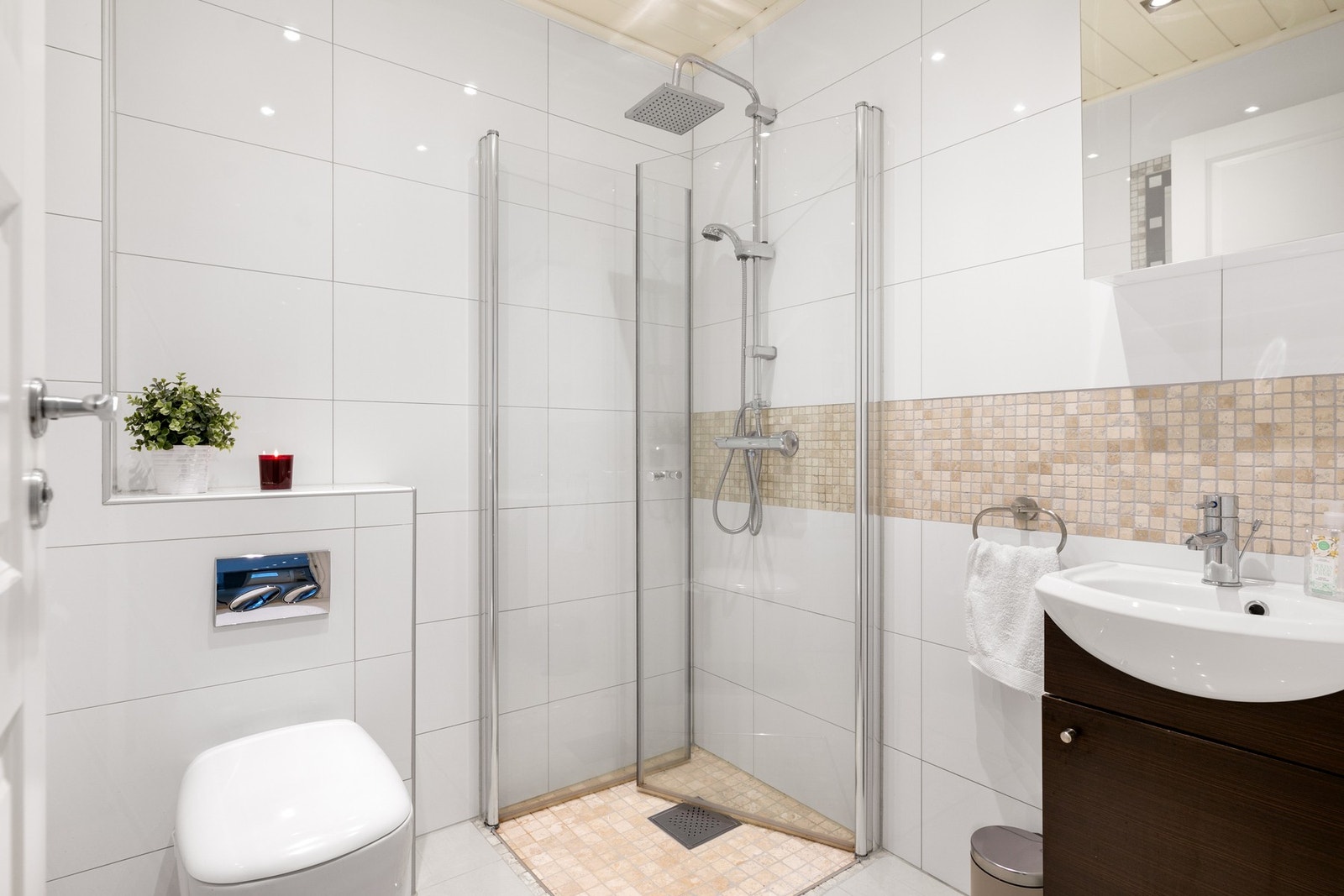 Bad med flislagte overflater og dusj. Galleribilde