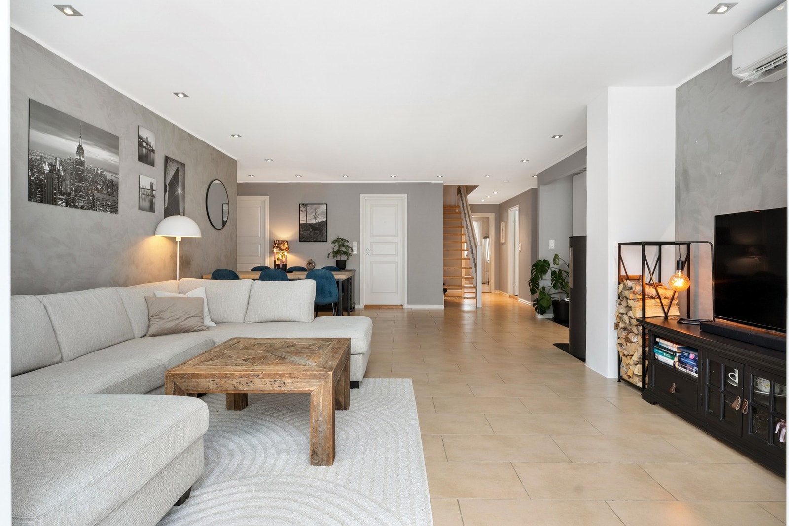 God plass til sofaløsning og tv-benk. Galleribilde