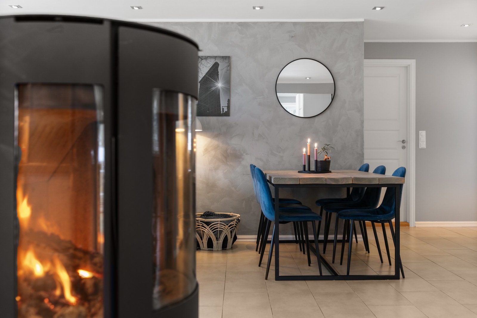 Midt i rommet er det en flott peisovn (fra 2020) med glassdør som gir god varme og hygge. Galleribilde