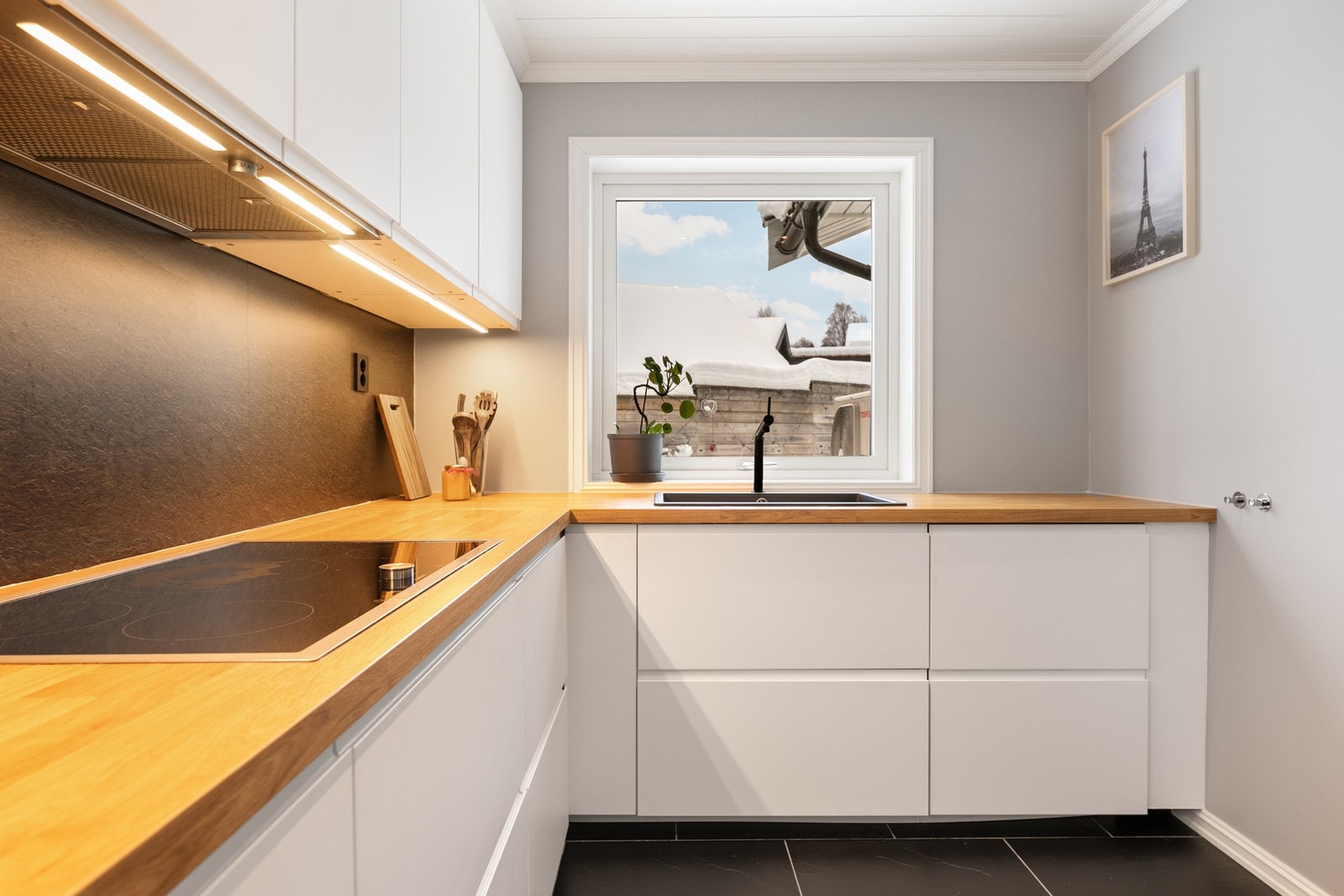 Kjøkkenet har store vindusflater som gir godt med arbeidslys. Galleribilde