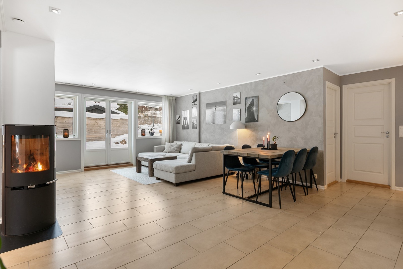 Åpen stue med gode vindusflater som gir en luftig romfølelse Galleribilde