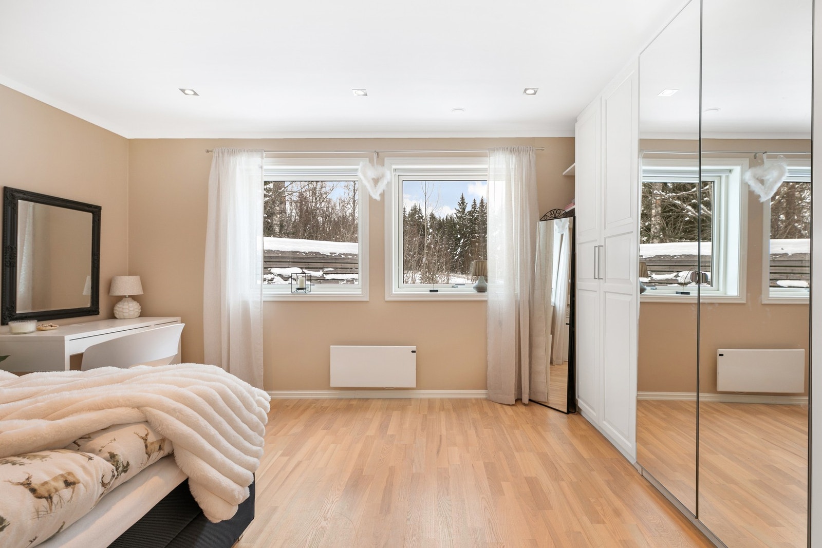 Garderobeskap medfølger Galleribilde