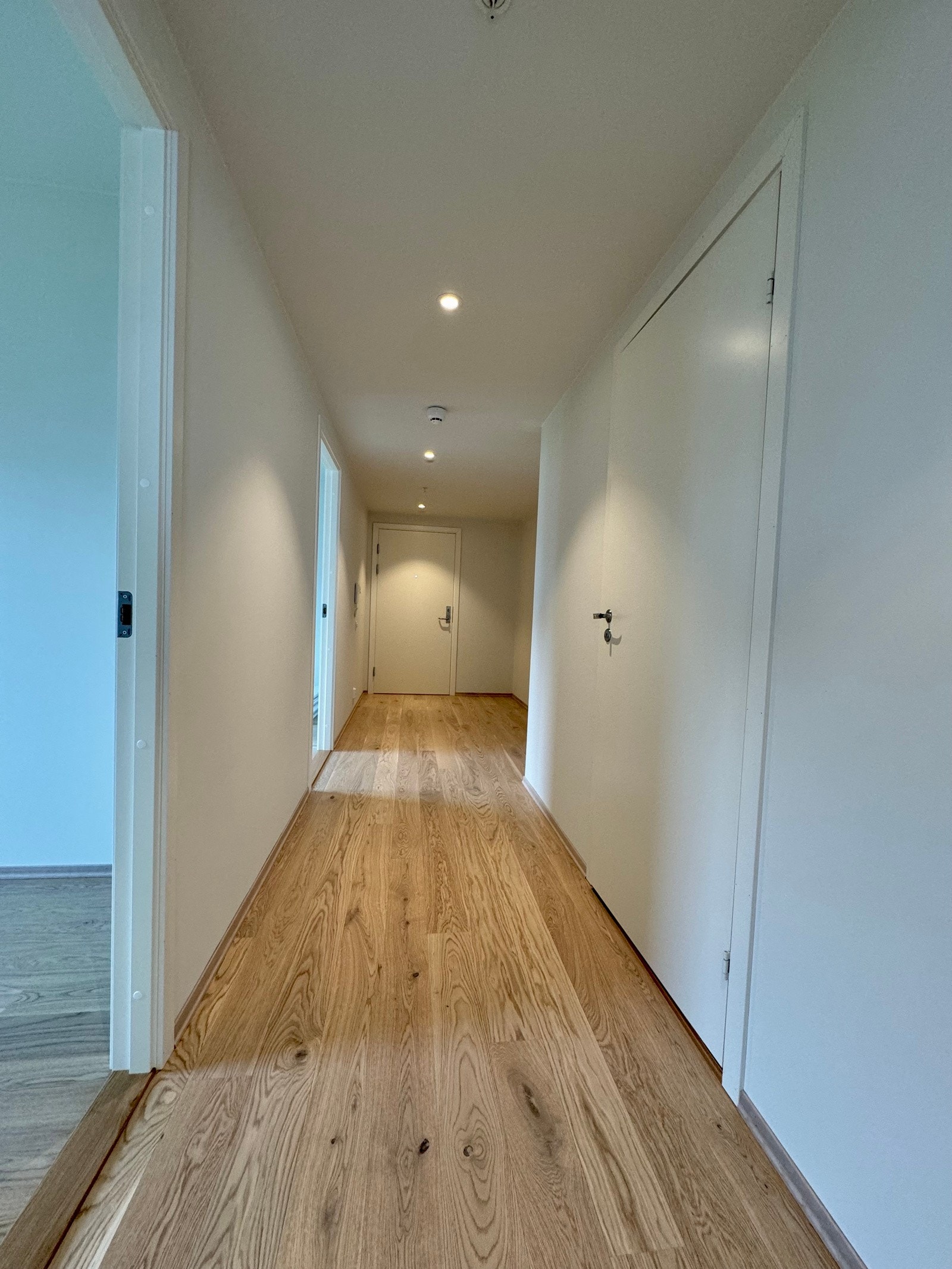 Praktisk, åpen gang med downlightsbelysning Galleribilde