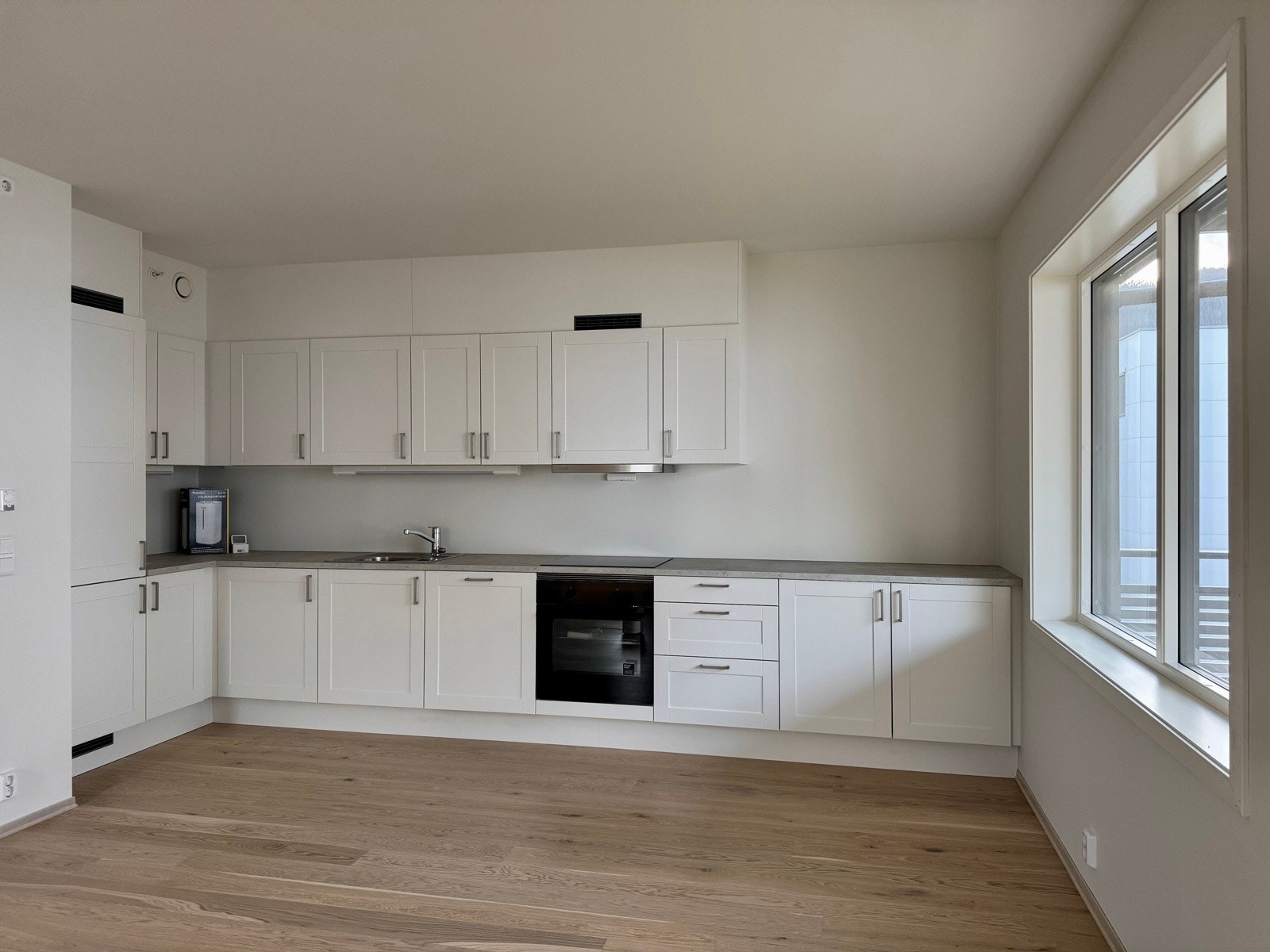 Bildet viser kjøkkenet i leiligheten Galleribilde