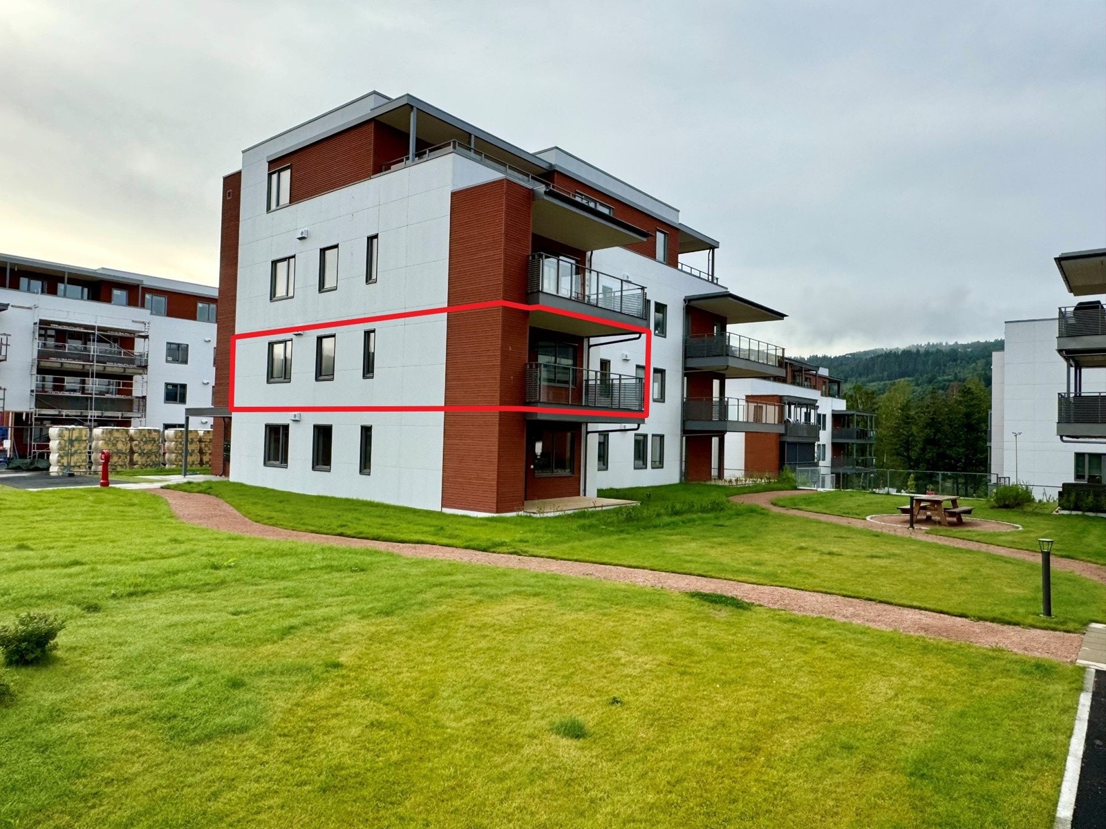 Kun noen hundre meter til Akropolis treninssenter og 3 nærbutikker | bussholdeplass like ved (Sølfast) Galleribilde