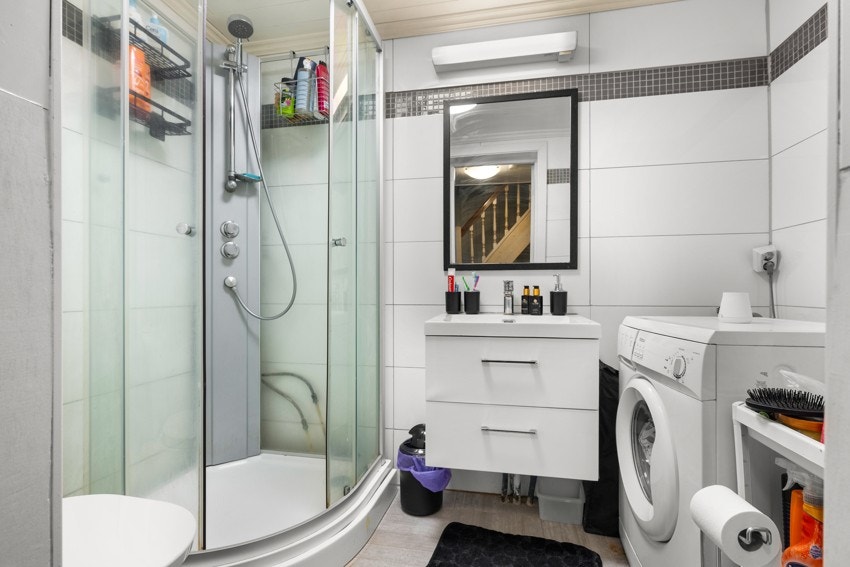 Flislagt bad med gulvvarme, renovert i 2013 Galleribilde