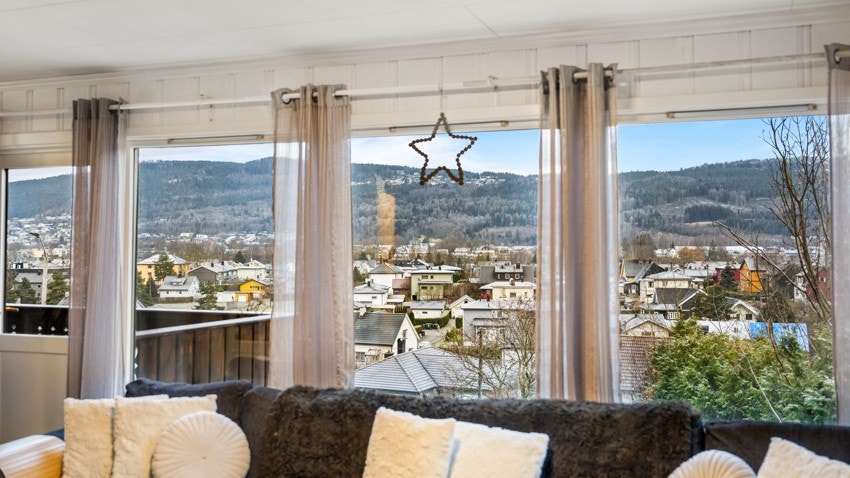 Stuen har store vinduer som slipper inn mye lys og gir en vakker utsikt. Galleribilde