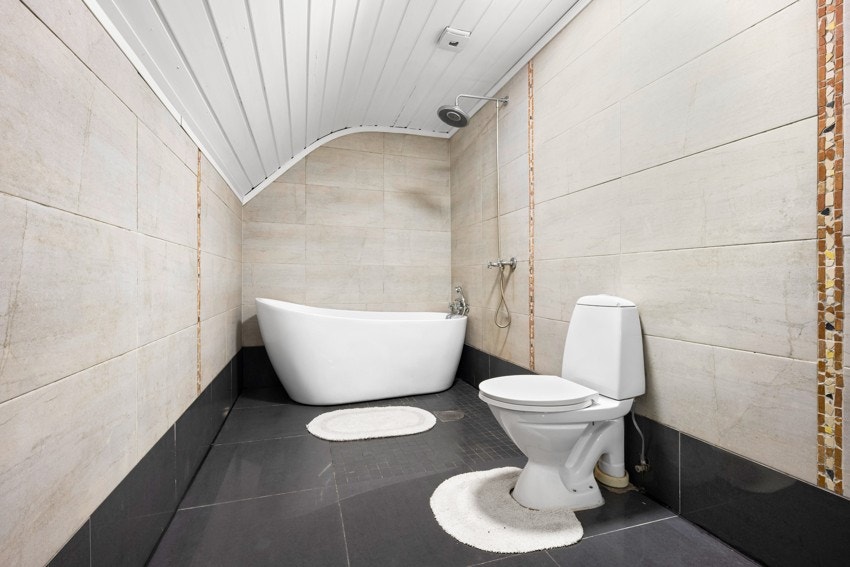 Badet har et badekar og gulvvarme Galleribilde