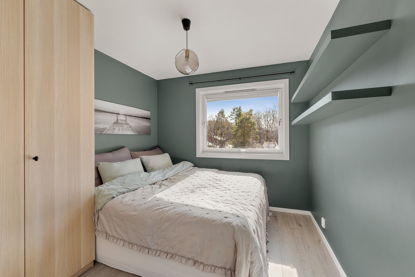 Det er ingen innsyn. Sengen er 180 cm. Galleribilde