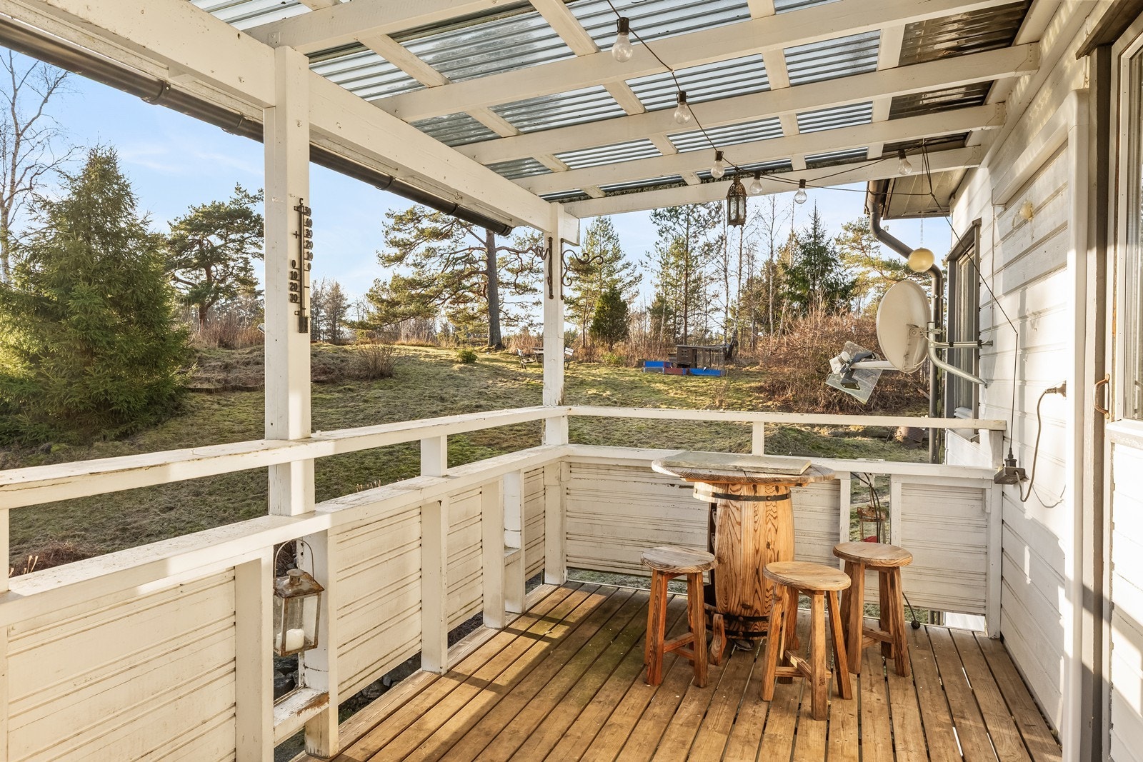 Overbygd balkong med fin utsikt og helt uten direkte innsyn Galleribilde