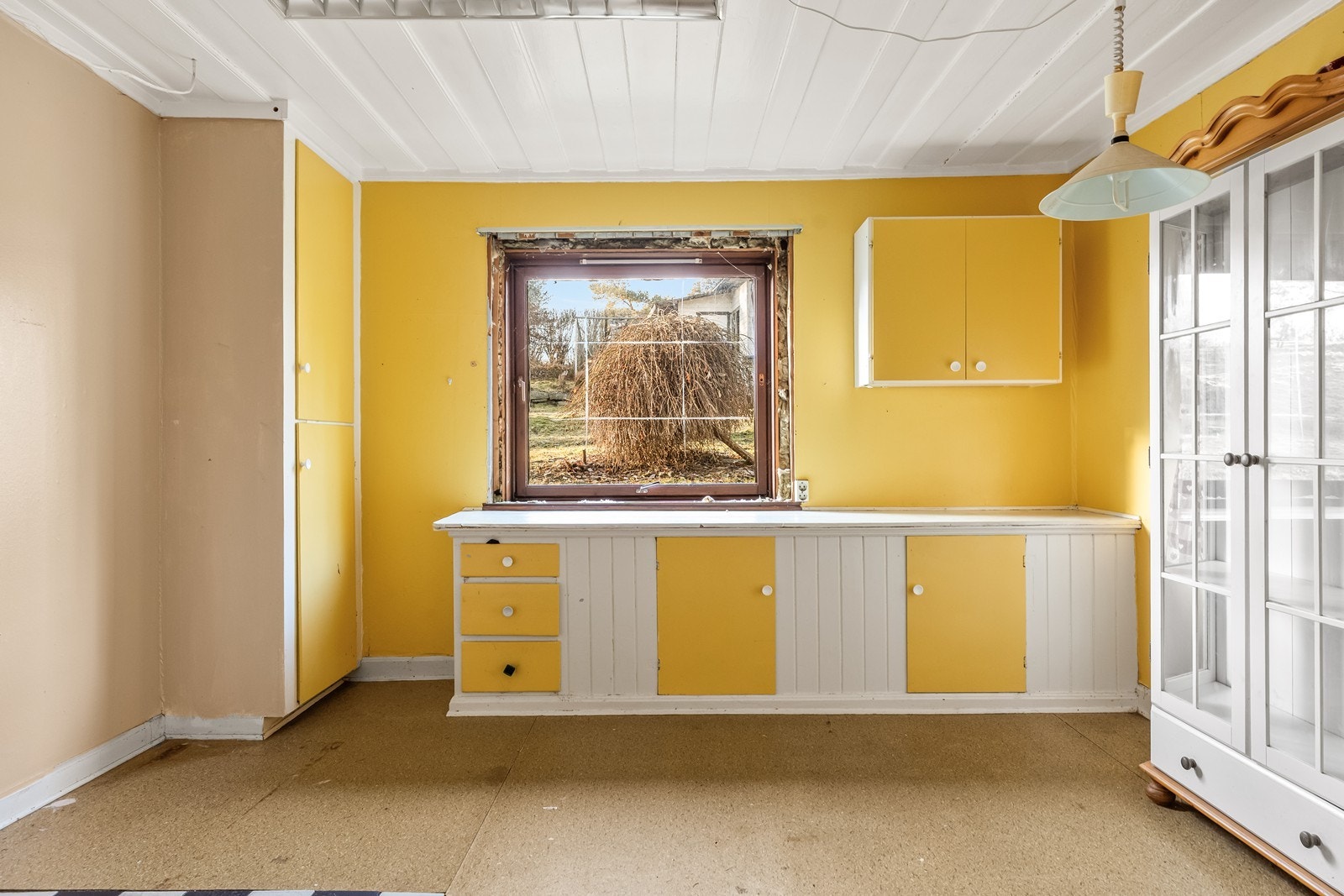 Eldre kjøkken i første etasje med gammel innredning Galleribilde