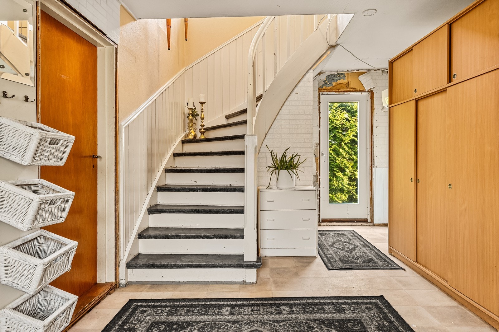Velkommen inn i boligens hall med trapp til andre etasje, og utgangsdør til baksiden av boligen Galleribilde
