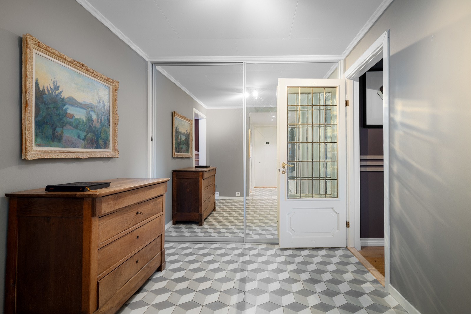 Når du kommer inn i boligen, er det første du møter en lys og romslig entré. Galleribilde