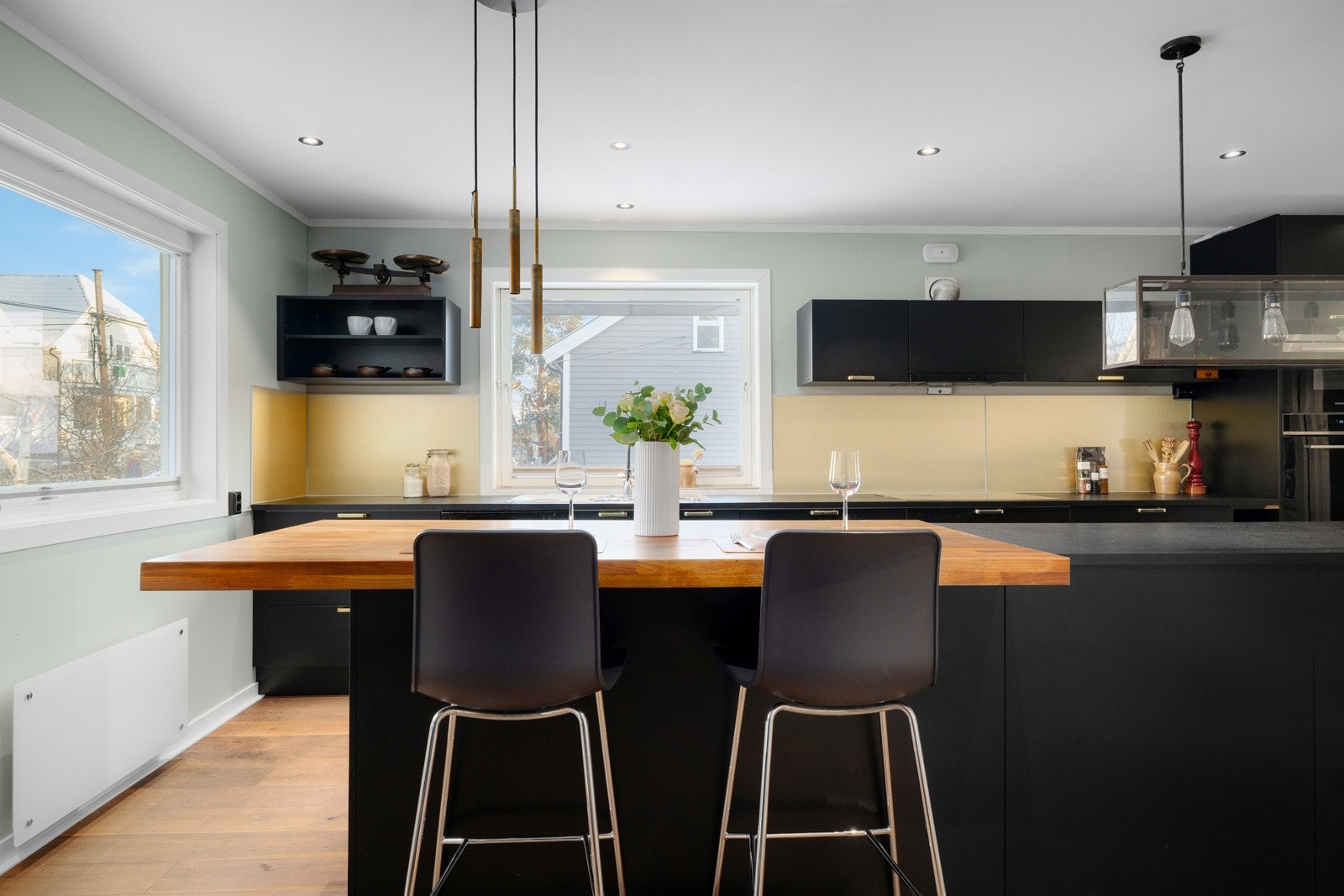 Kjøkkenøyen har en praktisk løsning med plass til barstoler. Galleribilde