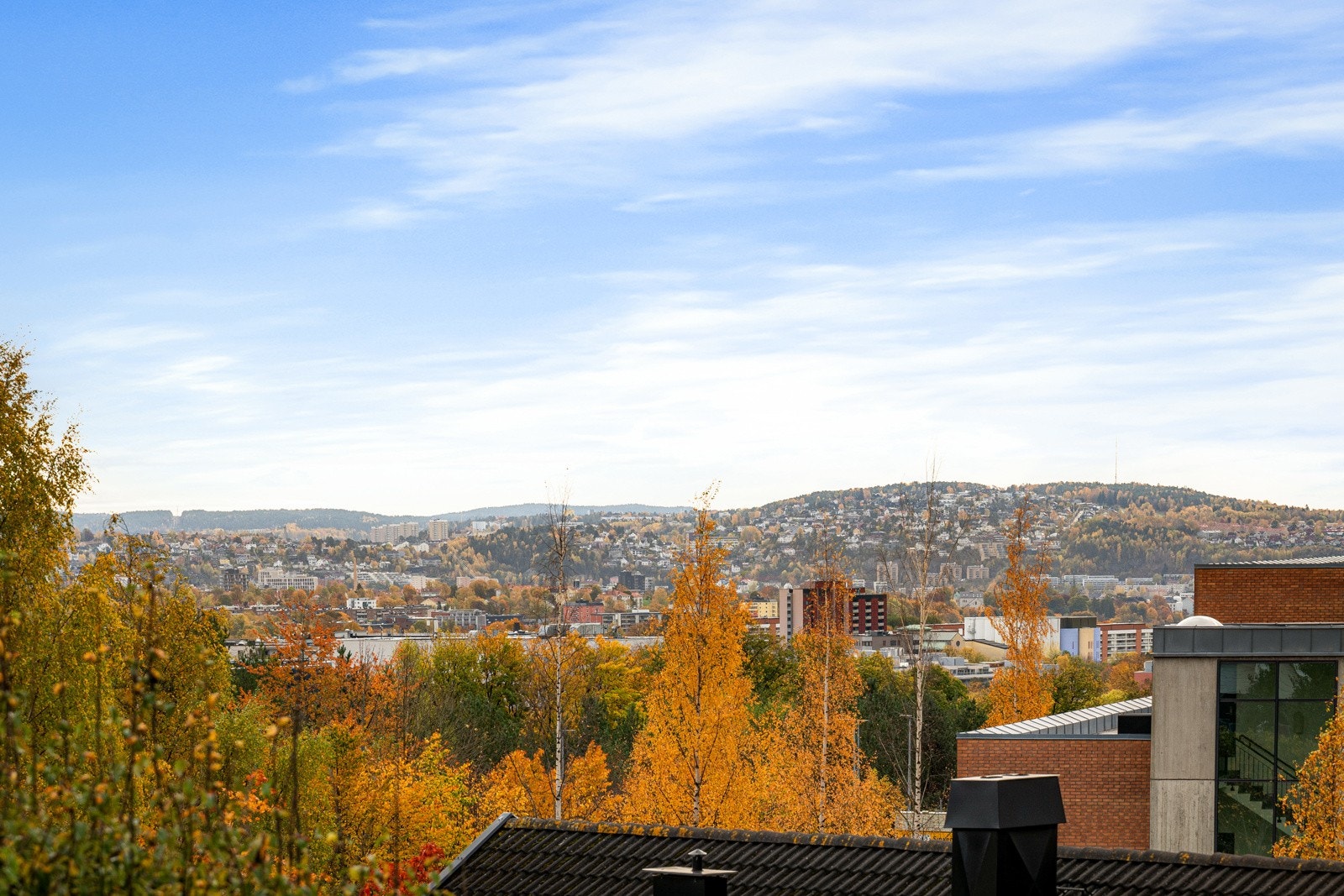 Det er gode solforhold gjennom hele sommerdagen og nydelig utsikt mot fjorden. Galleribilde