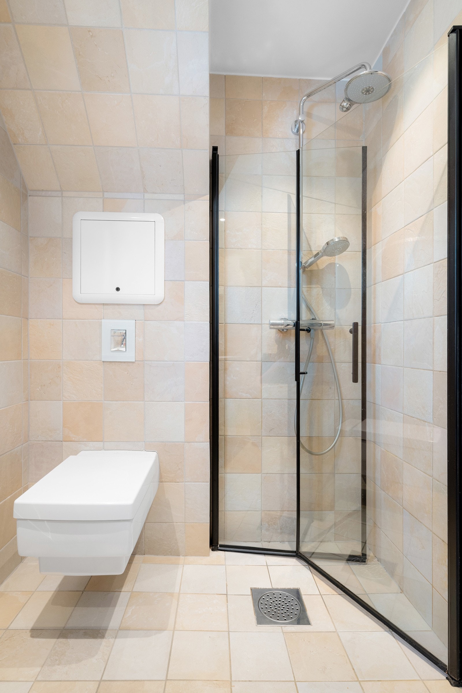 Vegger og gulv er flislagt i tidløse materialvalg. Galleribilde