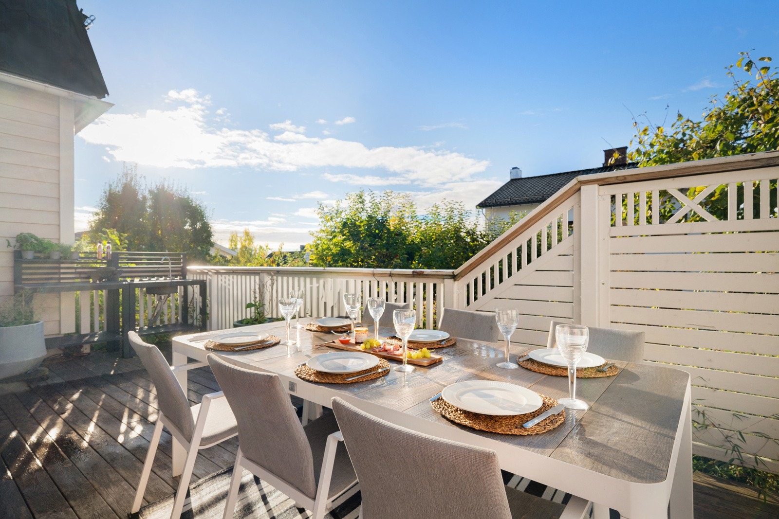 Her kommer du til lys og innholdsrik enebolig med idylliske uteområder og nydelig utsikt. Galleribilde