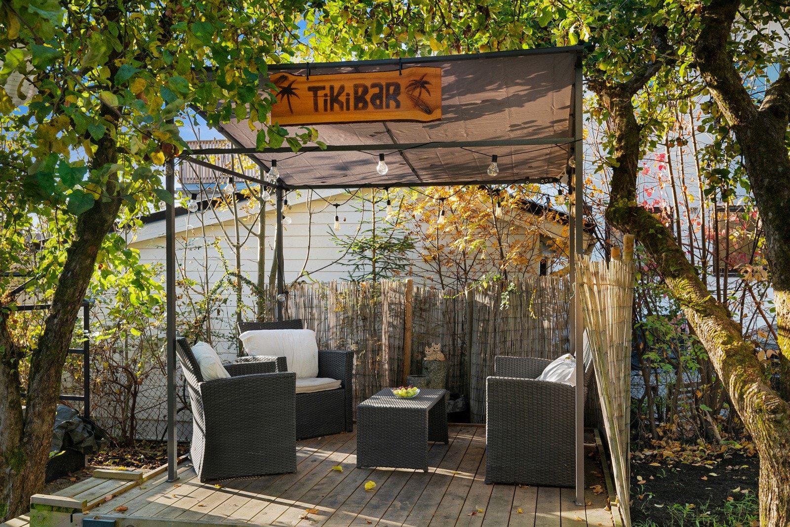 Her finner du en avskjermet uteplass med avslappet og tropisk stemning, delvis takoverdekket og plass til en sittegruppe. Galleribilde