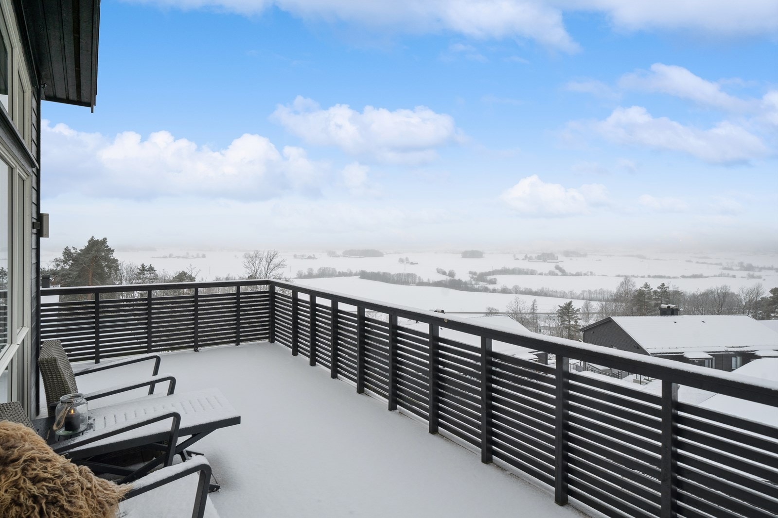 Eiendommen har svært gode solforhold, med morgensol ved inngangspartiet og sol store deler av dagen. Galleribilde