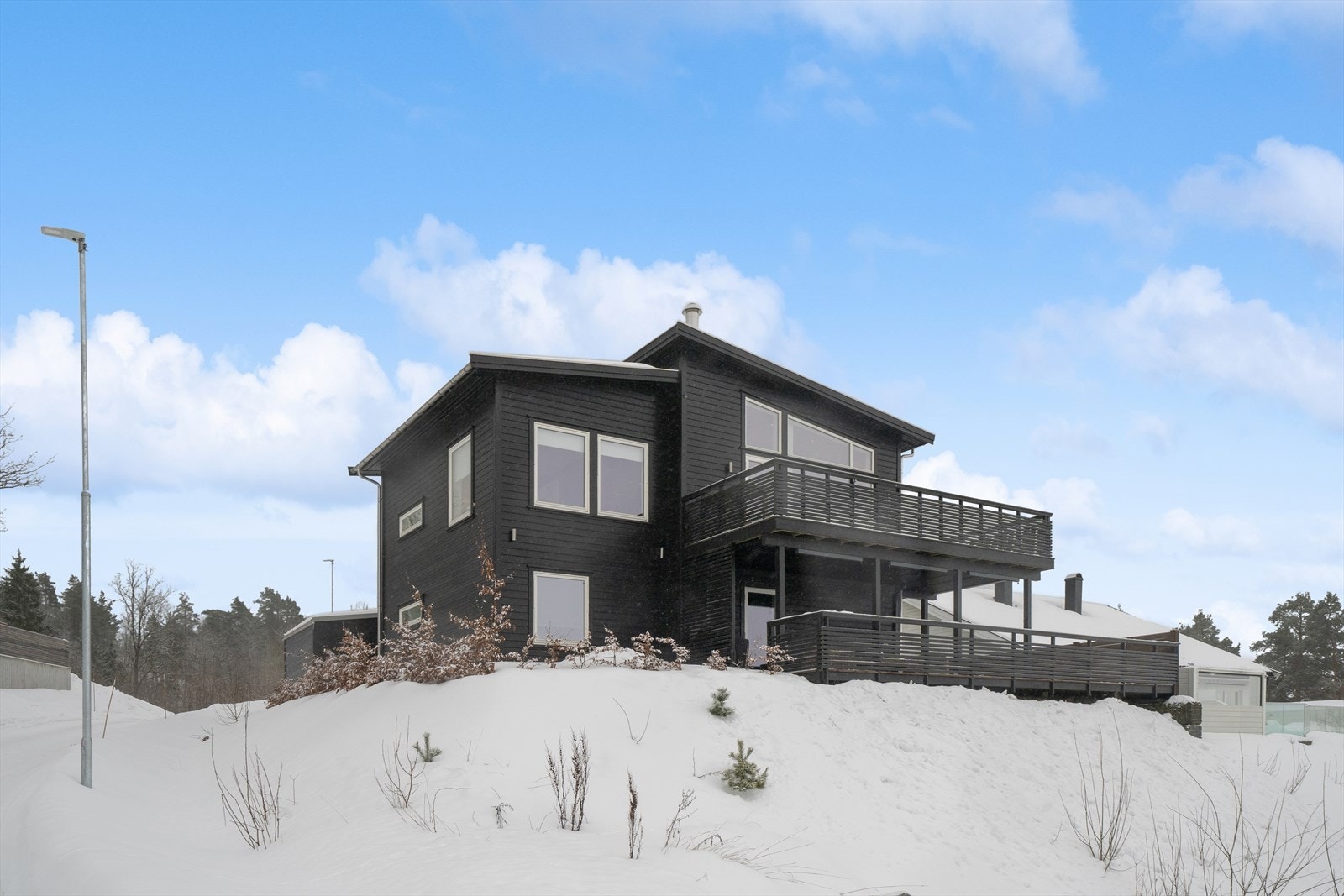 Dette er en moderne og innbydende enebolig med gjennomgående god standard, beliggende i et rolig og etablert boligområde uten gjennomgangstrafikk. Galleribilde