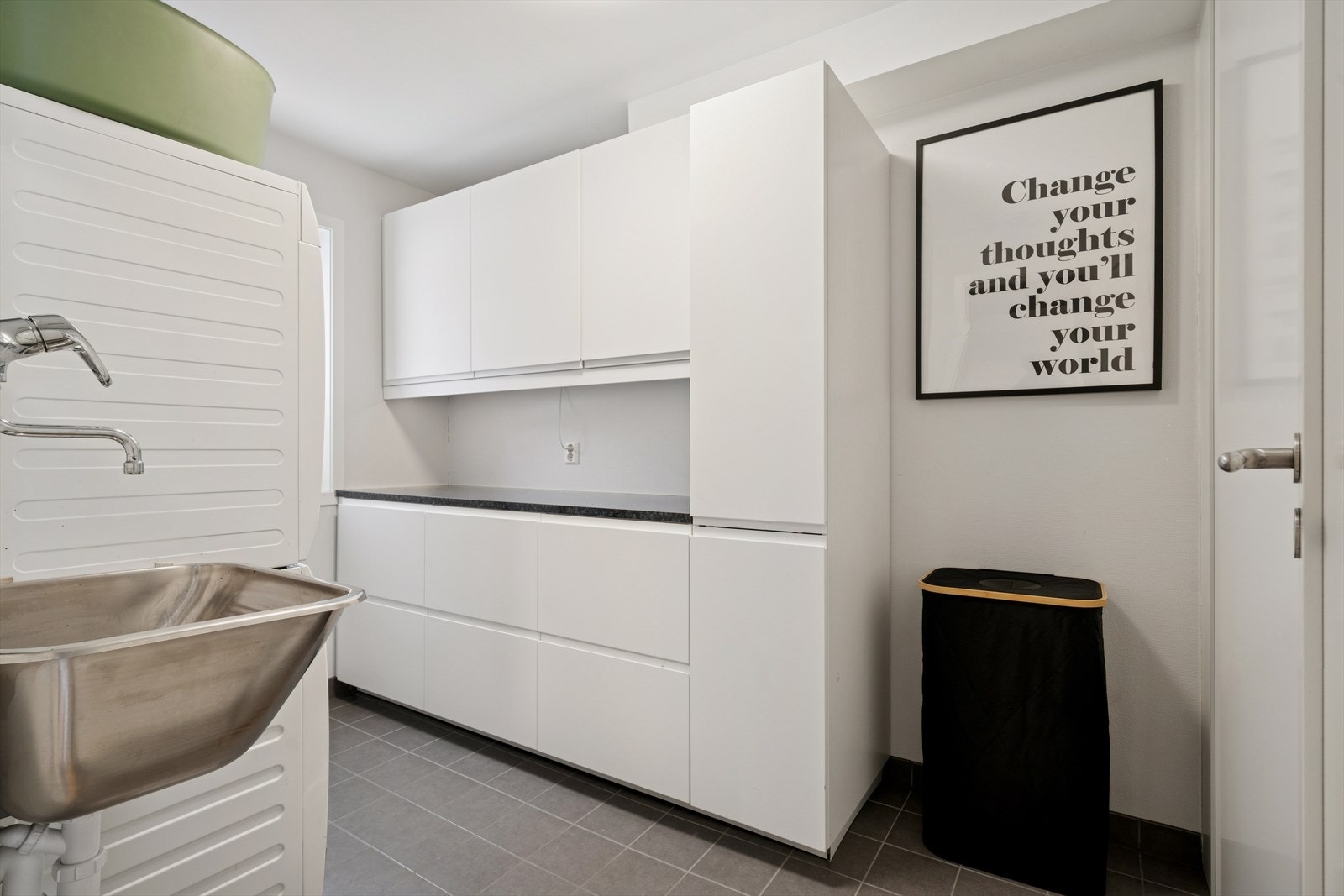 Eget vaskerom med flislagt gulv og varmekabler. Her er det opplegg for vaskemaskin, utslagsvask samt plass til tekniske installasjoner. Galleribilde