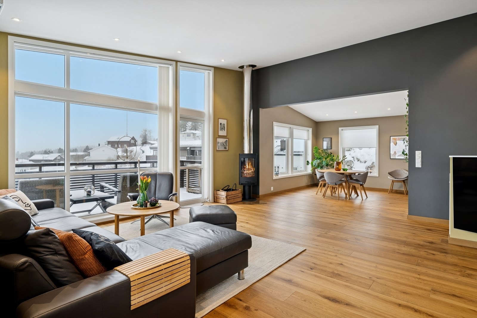 Stuen har generøs takhøyde og downlights i taket. Galleribilde