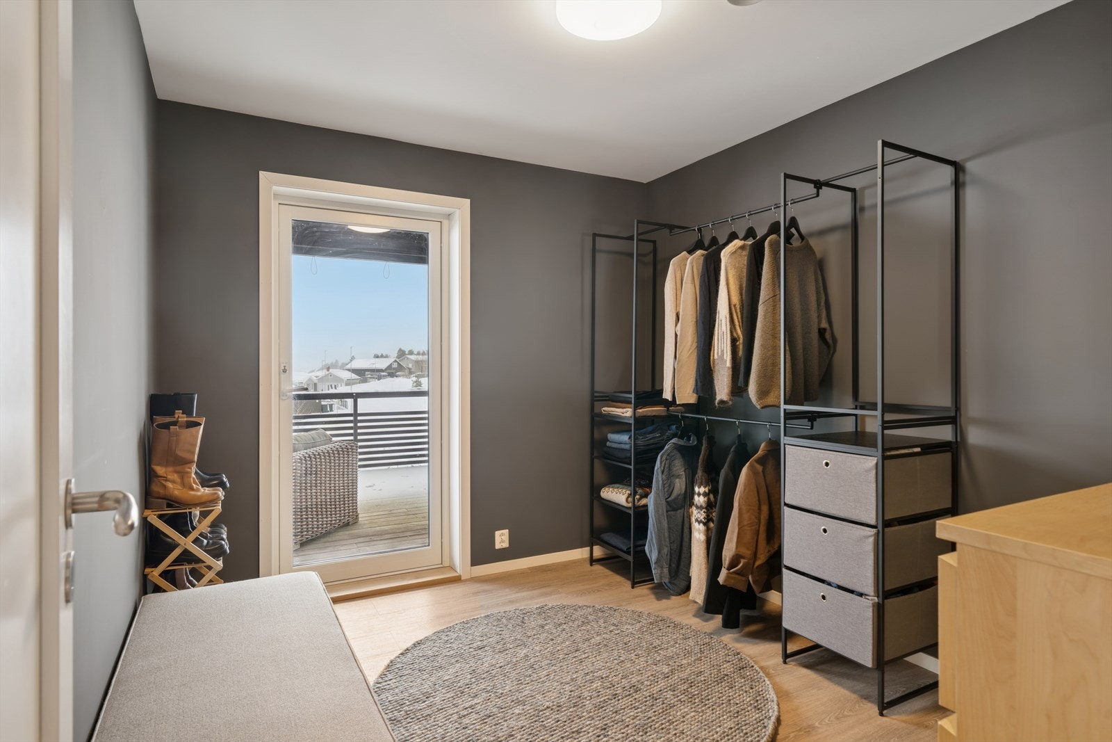 Fra et av soverommene er det utgang til boligens romslige terrasse. Galleribilde