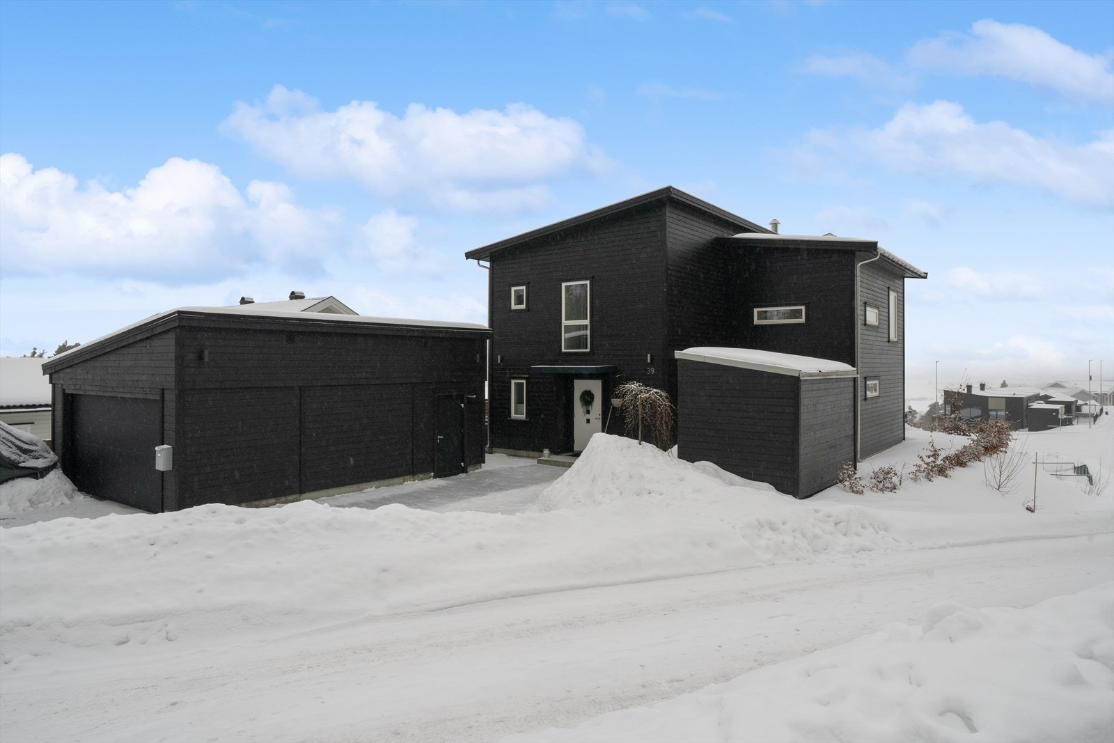 Boligen ligger tilbaketrukket i en blindvei uten gjennomgangstrafikk, noe som gir en rolig og trygg atmosfære. Galleribilde