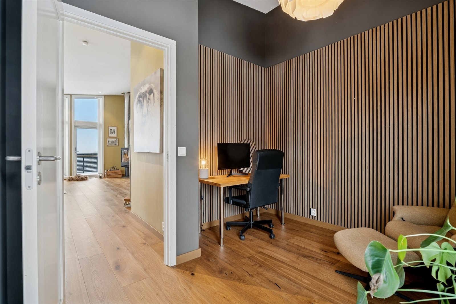 I 2. etasje finnes et soverom som egner seg godt som hovedsoverom, gjesterom eller kontor, avhengig av behov. Galleribilde