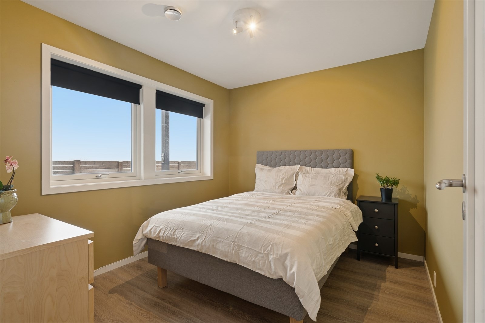 1.etasje inneholder tre soverom med gjennomgående god standard. Galleribilde