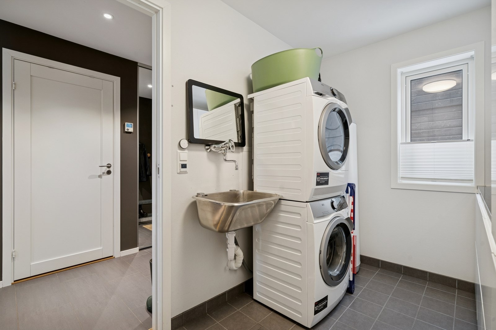 Rommet fungerer som en praktisk og ryddig teknisk sone i boligen. Galleribilde