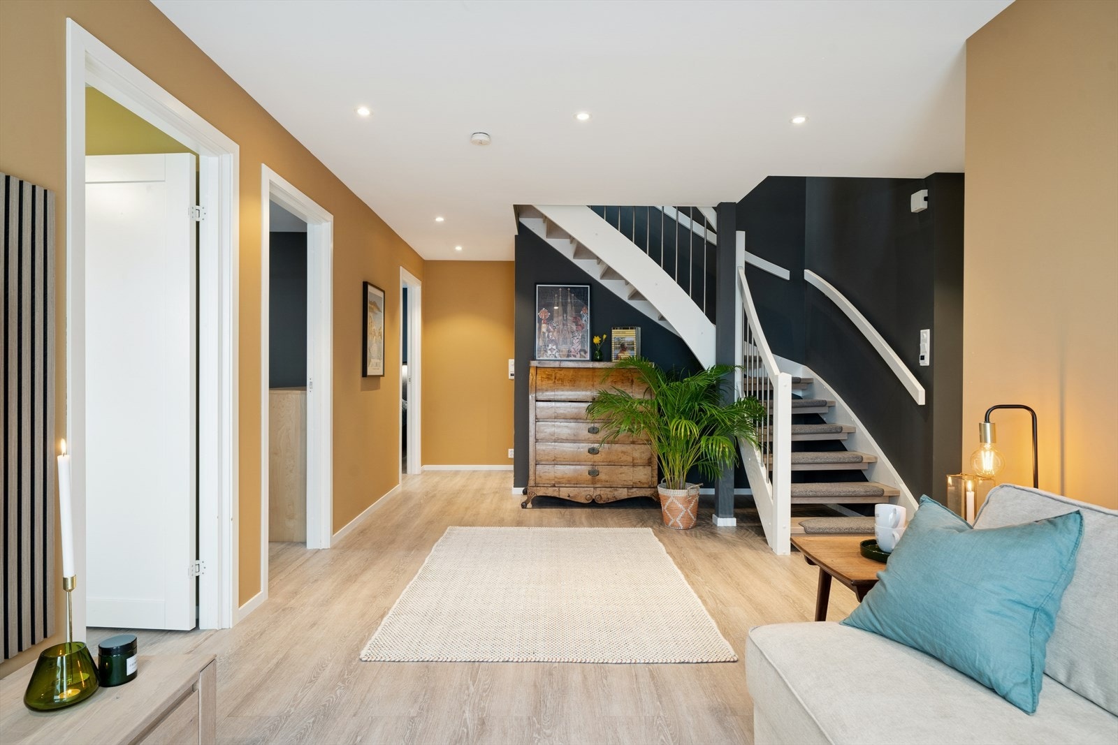 Entréen leder videre inn til hall/stue og trapp opp til 2.etasje. Galleribilde