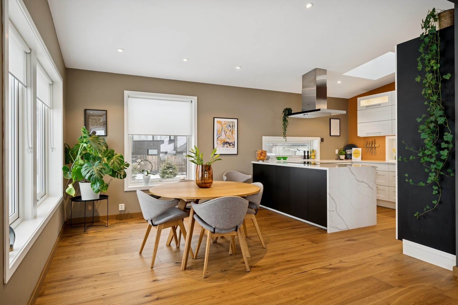 Kjøkkenet ligger i en åpen og sosial sone sammen med stuen. Galleribilde