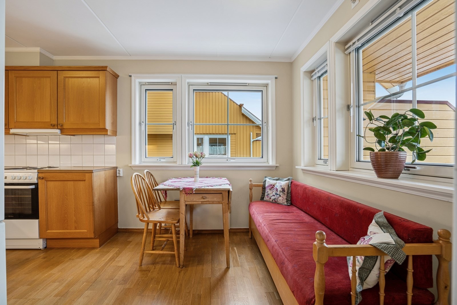 Romslig kjøkken med plass til koselig spisekrok. Galleribilde