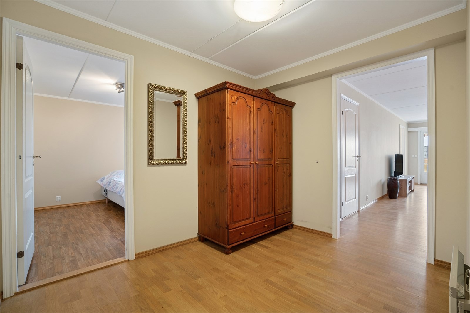 Her er det god plass til å henge fra seg yttertøy og sette fra seg sko. Innenfor hoveddøren gir entreen et hyggelig førsteinntrykk, og som får deg til å følge deg hjemme fra første stund. Galleribilde