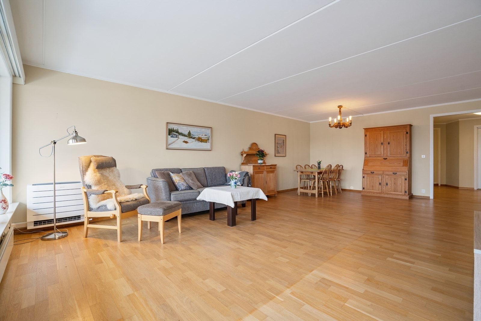 Her er plass til både sofagruppe og spisegruppe som du kan dekke på og invitere inn til sosiale sammenkomster og hyggelige måltider. Galleribilde