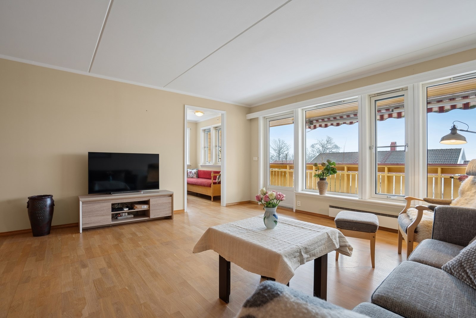 Romslig stue med store vindusflater som slipper inn mye naturlig lys. Galleribilde