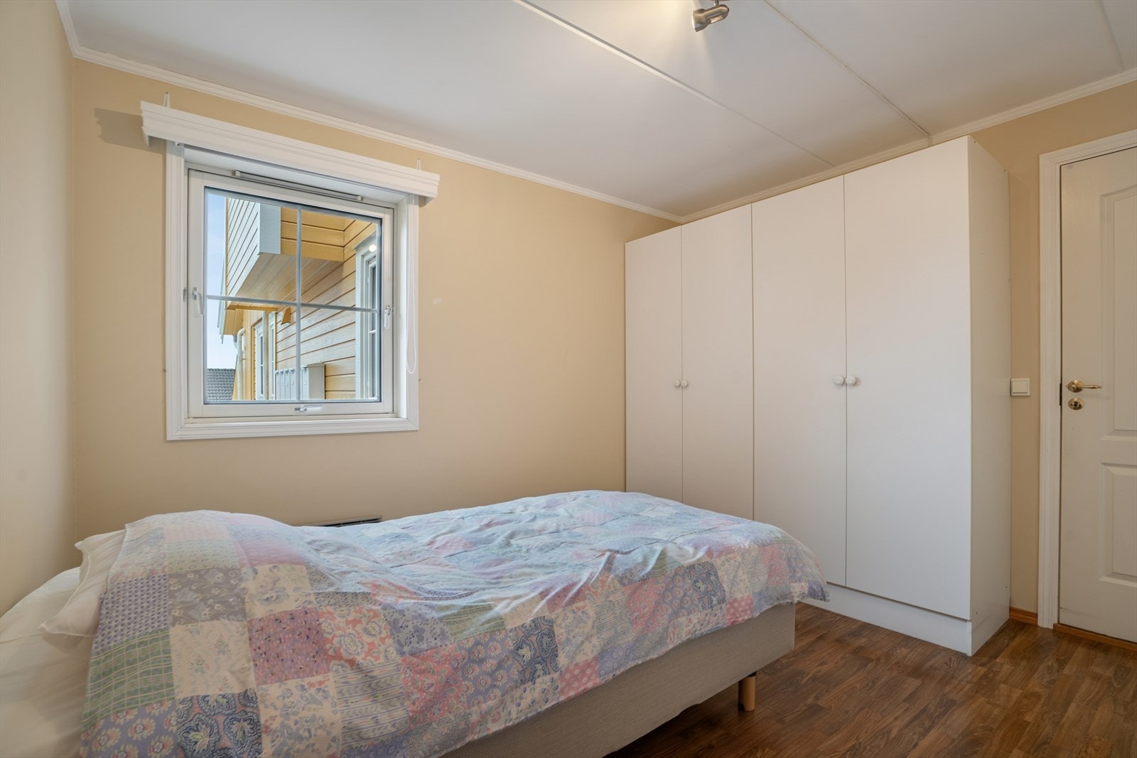 Lyst soverom med god plass til dobbeltseng og garderobeskap. Galleribilde