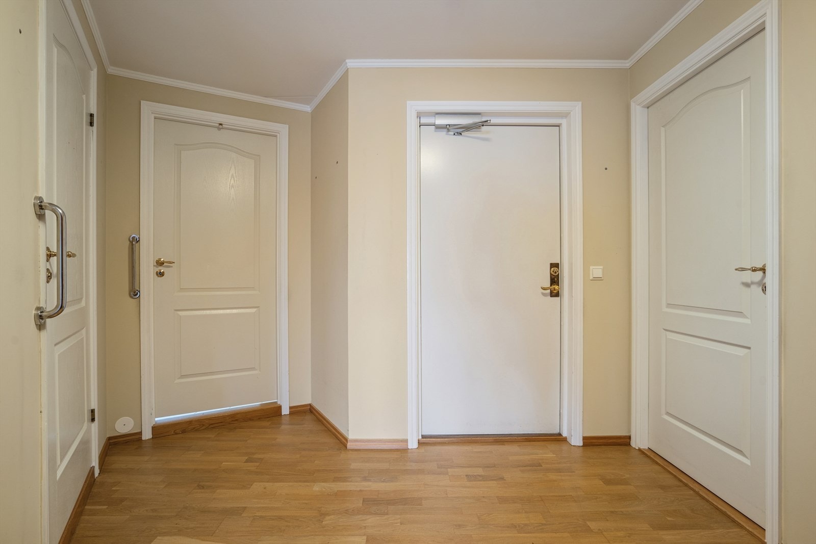 Her ønskes man velkommen inn i en lys og romslig entré. Galleribilde