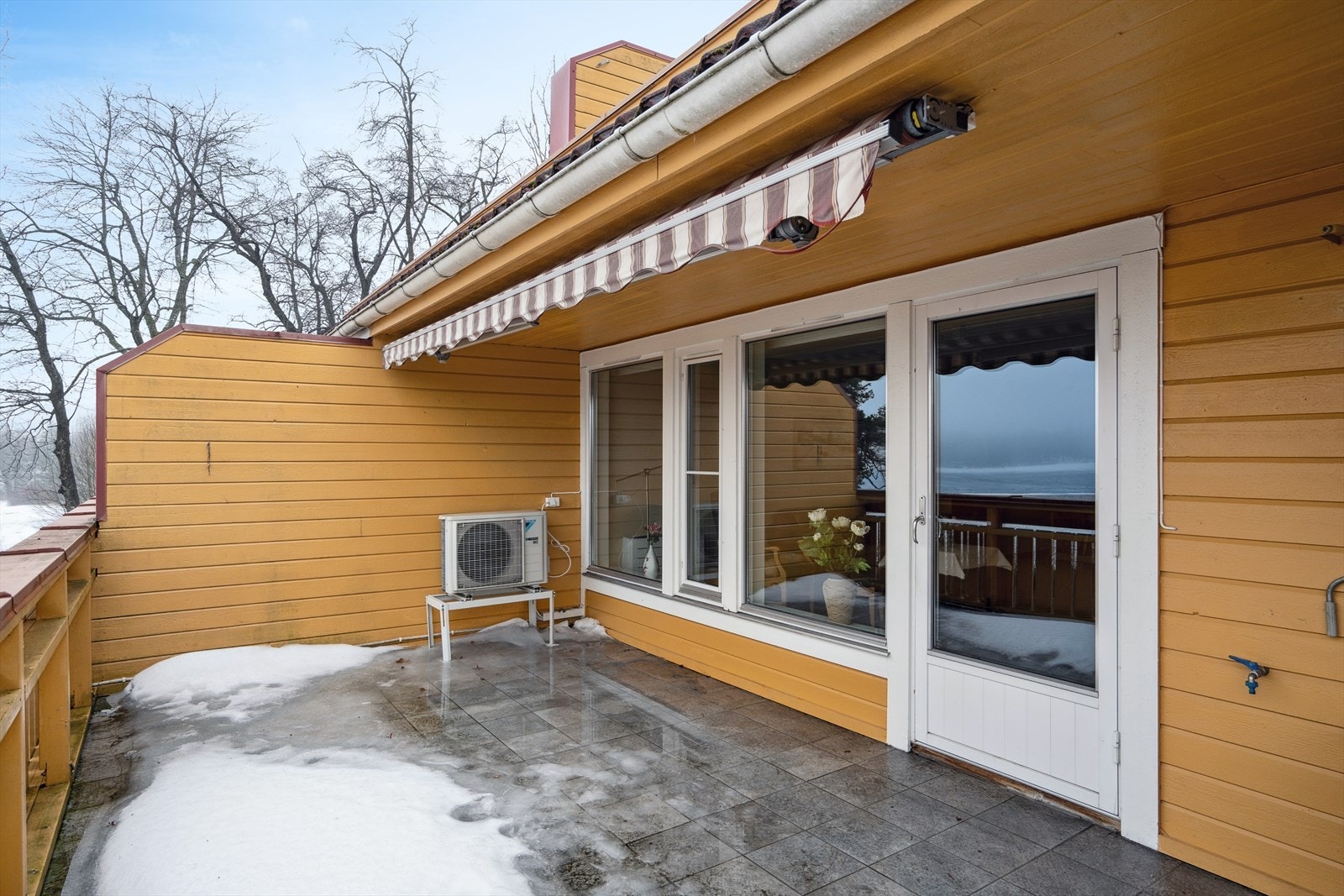 Fra stuen er det utgang til balkong på 24 m² til glede på gode og varme sommerdager. Galleribilde