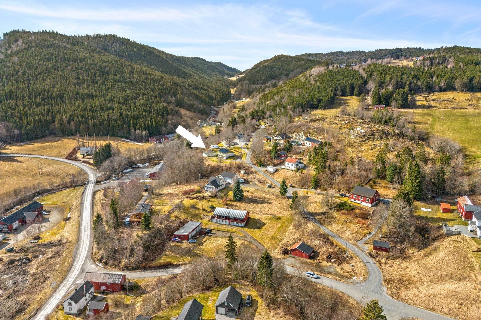 Mosvik Brygge innen en radius på 1 km. Videre har man kort vei til nærbutikk med post, skole og barnehage. Galleribilde