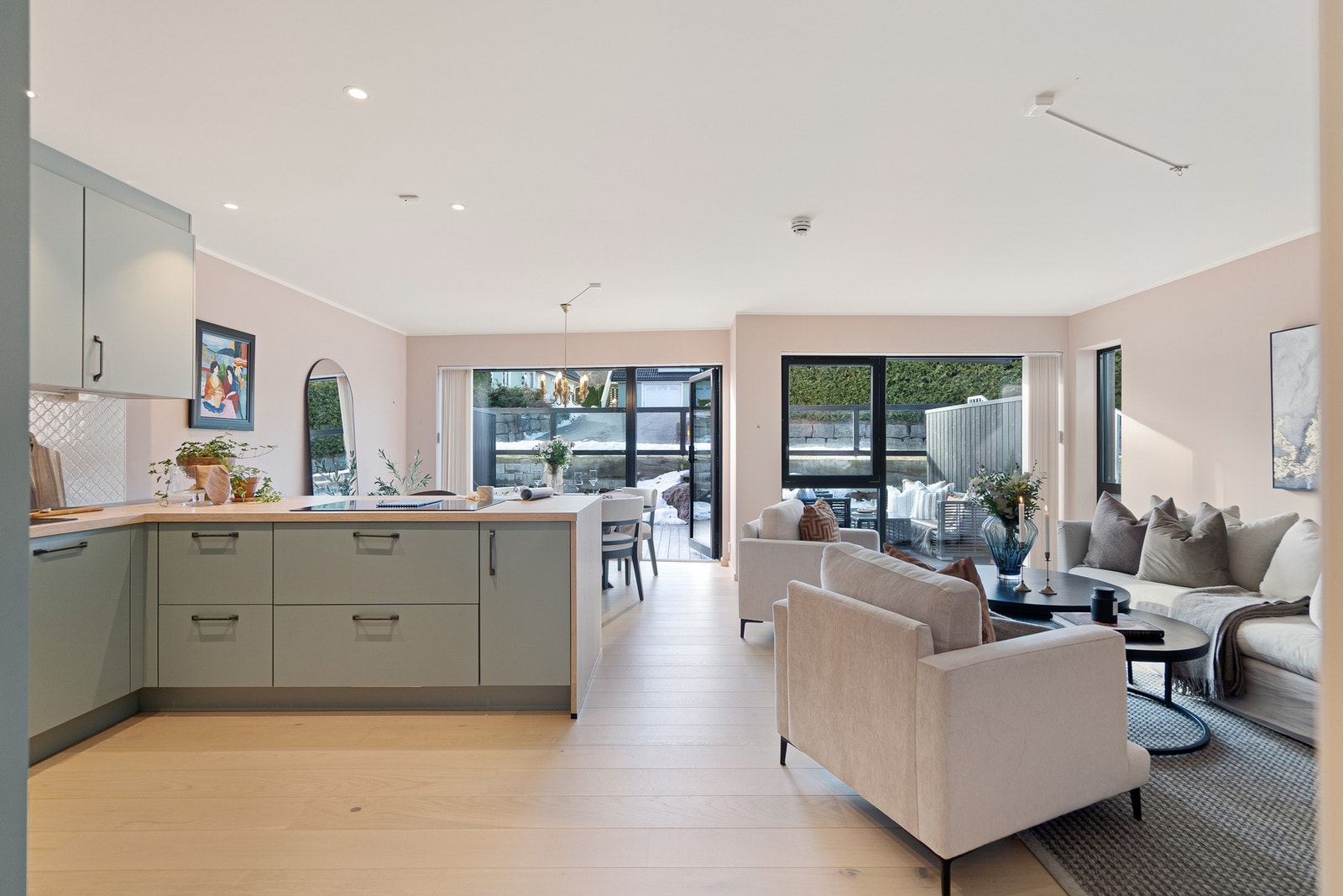 Kjøkkenet har godt med skap- og benkeplass Galleribilde