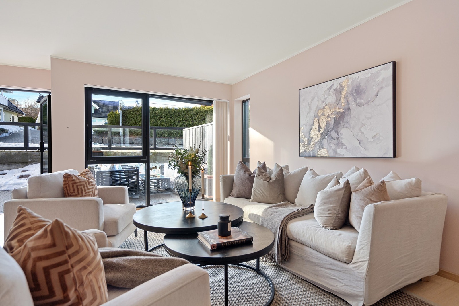 Herlig lysinnslipp fra store vinduer! Galleribilde