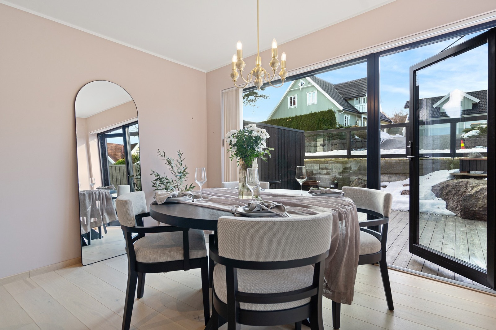 Fra spisestuen er det utgang til solrik markterrasse Galleribilde
