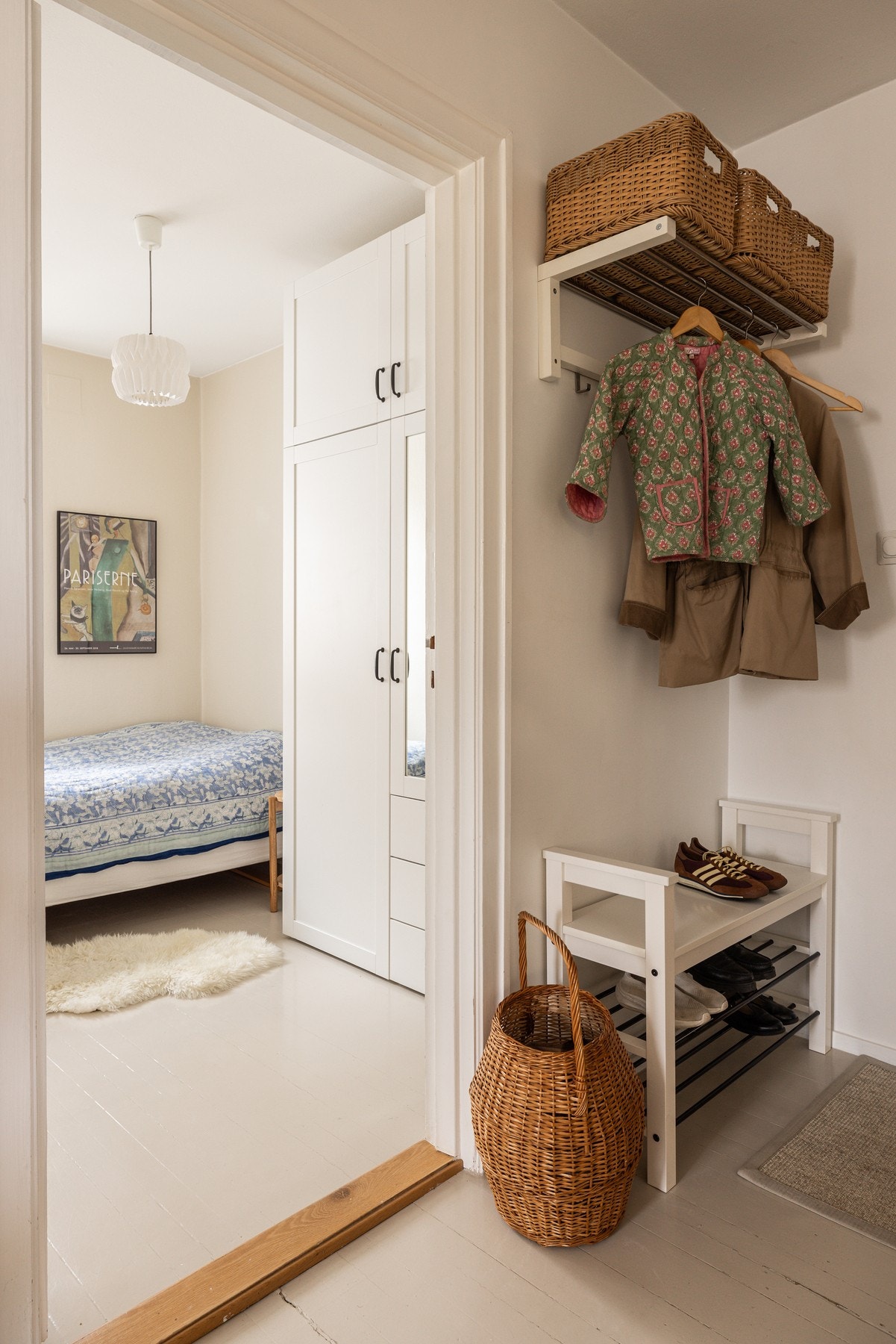 I tillegg disponeres en stor loftsbod med gulvareal på ca. 25 m² (loftsboden er ikke måleverdig på grunn av lav takhøyde),
samt to boder i kjeller på 8 og 4 m2. Galleribilde