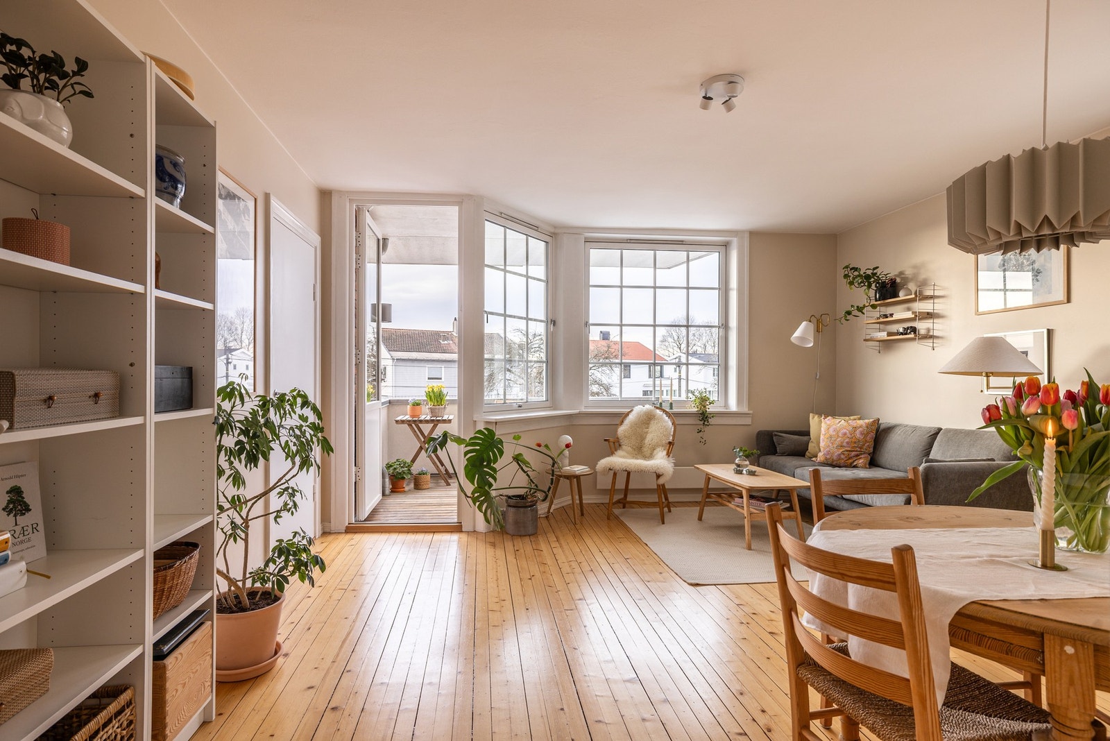 Leiligheten har en gjennomgående planløsning med en rekke store vindusflater på tre kanter som slipper lyset inn. Galleribilde