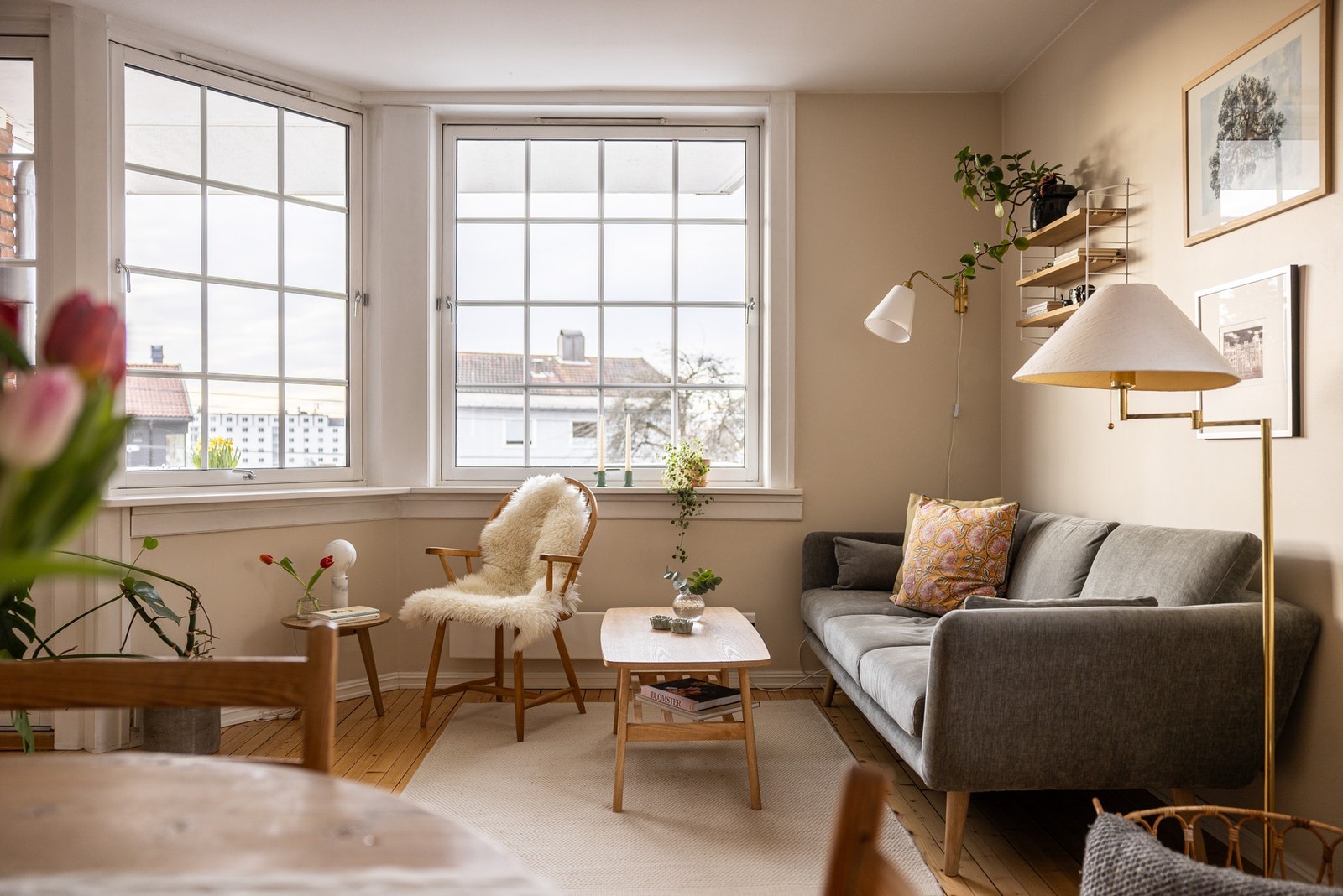 Legg merke til de flotte vinduene som vende rut mot balkongen. Galleribilde