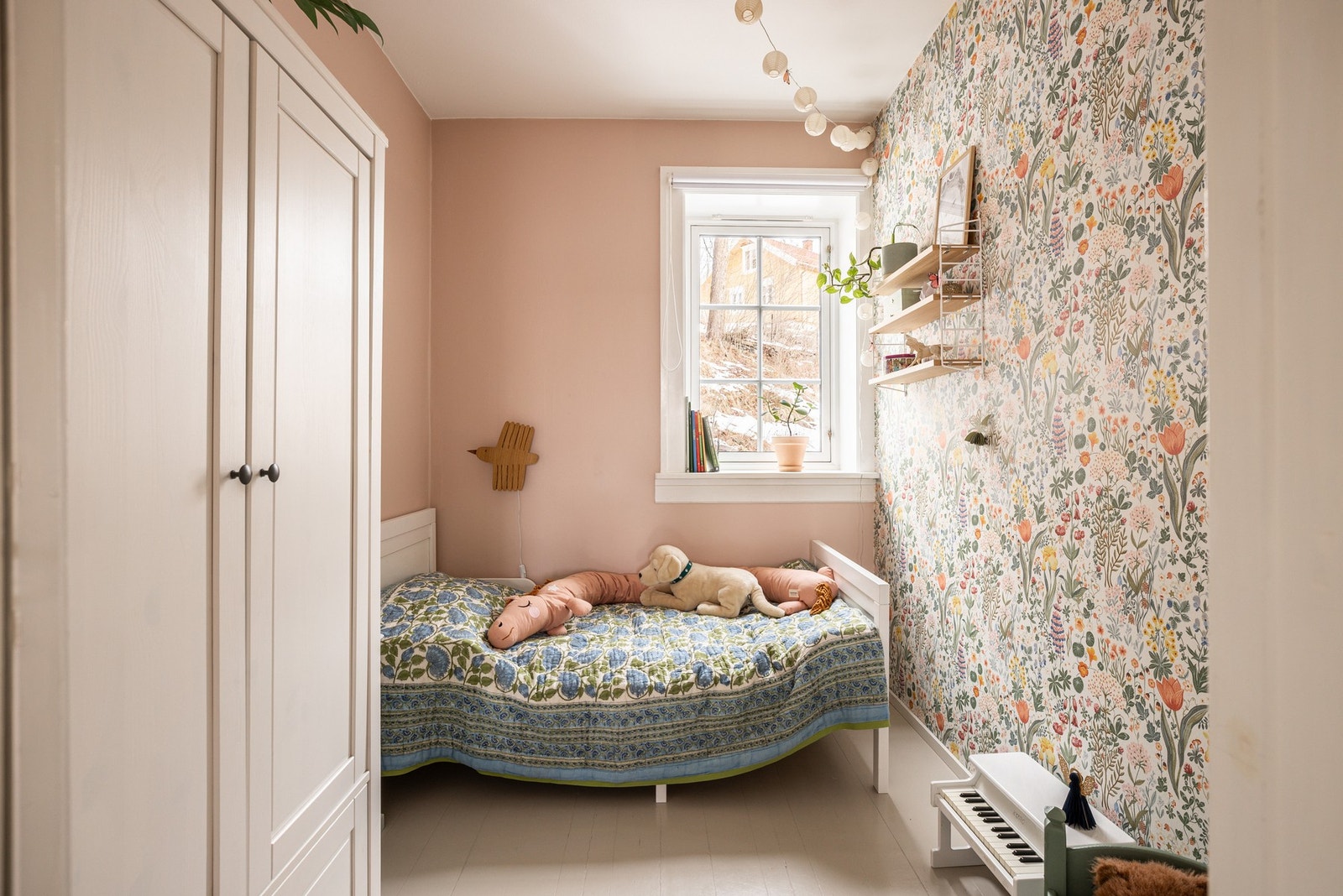 Pent barnerom med en størrelse som åpner opp for ulike bruks- og møbleringsmuligherer. Galleribilde